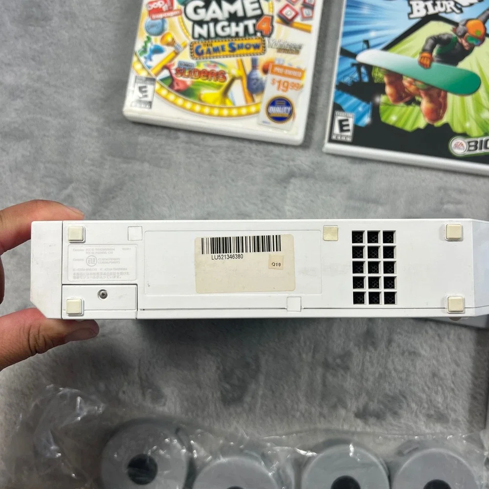 Nintendo Wii Bundle White Console 6‎ Games 2 Remotes Nunchucks Balance Board Fit